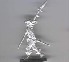 Offizier zu Fuß vorgehend, Marsch, Sponton geschultert