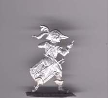 Trommlerjunge, stehend, spielend